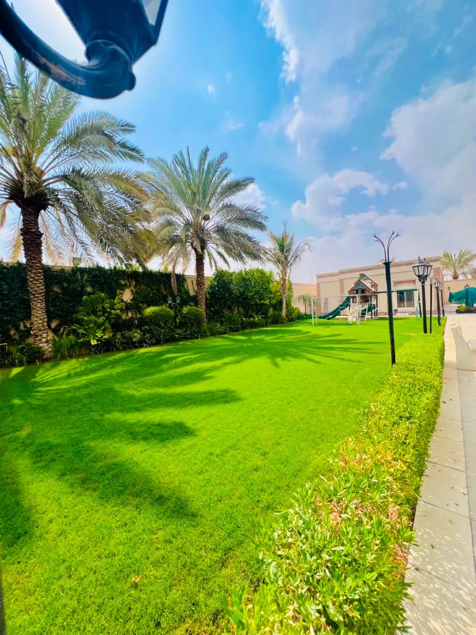 فريق نجد لاندسكيب ينفذ أعمال صيانة المسطحات الخضراء